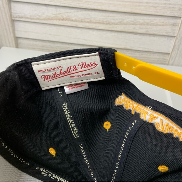 Mitchell & Ness Golden State Nostalgia Black and Yellow Velvet Flat Bill Hat - Picture 9 of 12